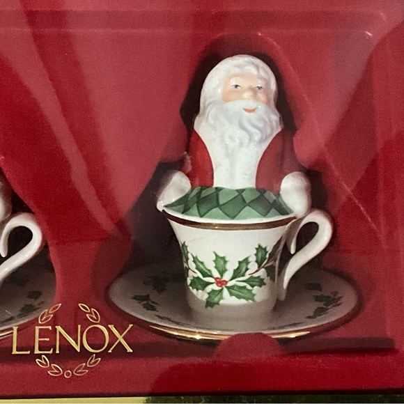Lenox Santa and Mrs Claus Salt and Pepper Shaker Teacup Decor - Picture 3 of 8